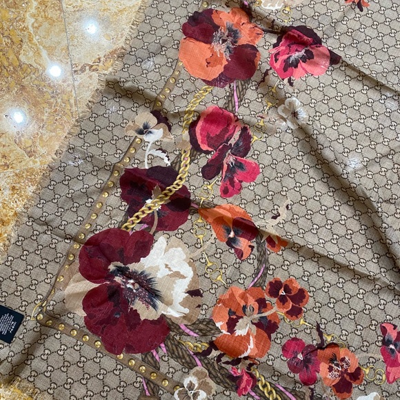 Authentic Gucci wool red and pink floral scarf shawl wrap  new condition - Picture 3 of 5